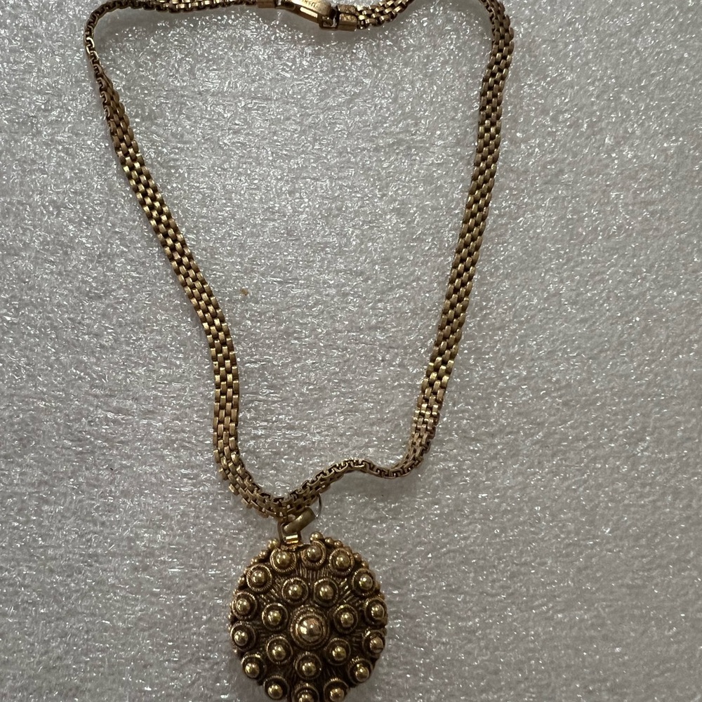 Lisner Rare Gold plated Locket Necklace Antique design in both sides - Picture 12 of 14
